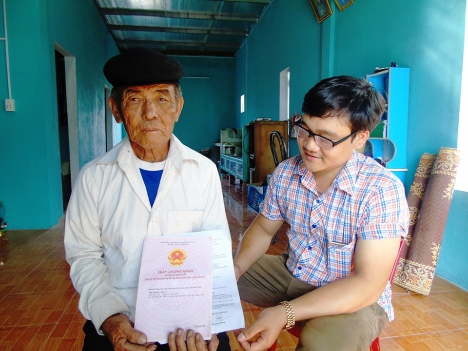 Vợ chồng già vui mừng nhận sổ đỏ sau loạt bài điều tra theo đơn thư trên Báo Dân trí - 1 Ông Nguyễn Xuân Lê cầm trên tay tờ giấy chứng nhận quyền sử dụng đất chia sẻ niềm vui với PV Dân trí đã có các bài viết về những sai phạm trong vụ cưỡng chế nhà đất tại xã Bắc Trạch, huyện Bố Trạch (Quảng Bình)