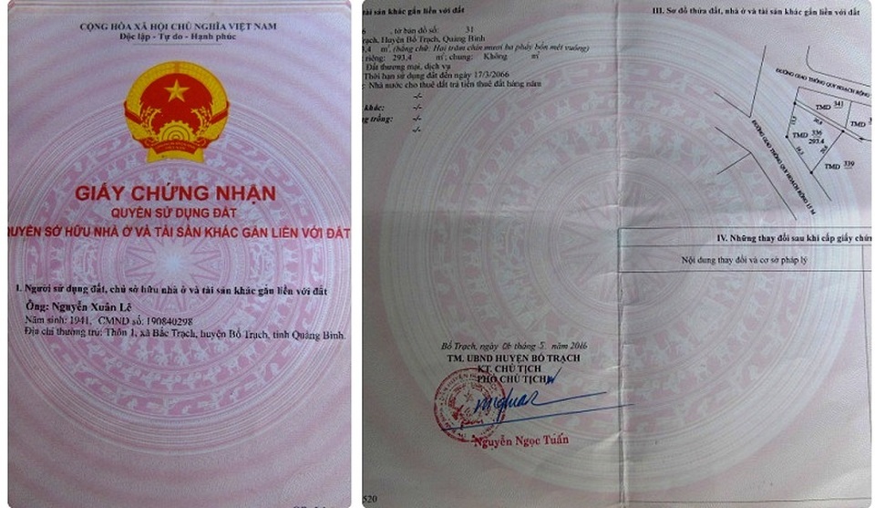 Vợ chồng già vui mừng nhận sổ đỏ sau loạt bài điều tra theo đơn thư trên Báo Dân trí - 4 Giấy chứng nhận quyền sử dụng đất của gia đình ông Nguyễn Xuân Lê được ông Nguyễn Ngọc Tuấn, Phó Chủ tịch UBND huyện Bố Trạch ký với số diện tích gần 294m2, thời hạn 50 năm