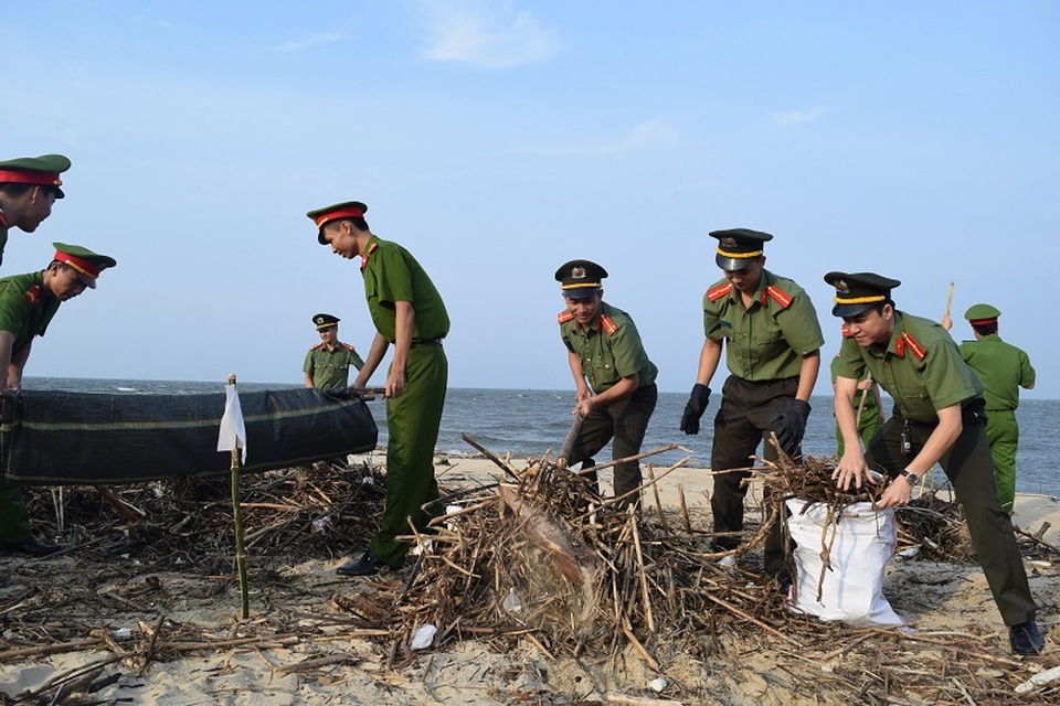 Quảng Bình: Đoàn thanh niên ra quân cứu bãi biển thoát cảnh ngập rác - 2 Các chiến sỹ công an tích cực thu gom rác thải