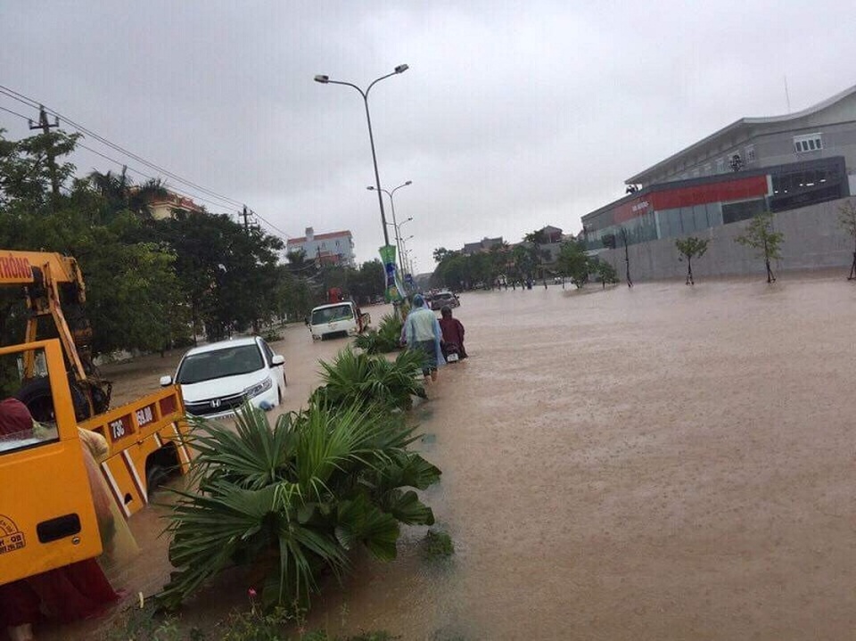 Nhiều tuyến đường bị chia cắt, nhiều vùng chìm sâu trong nước - 1 Nhiều tuyến đường bị ngập sâu trong nước