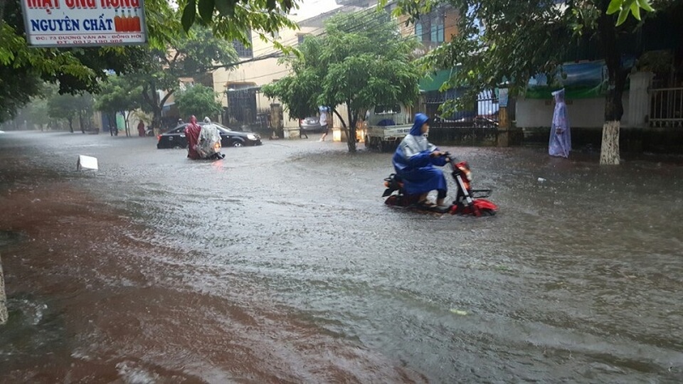 Nhiều tuyến đường bị chia cắt, nhiều vùng chìm sâu trong nước - 2 Đường bị ngập sâu khiến các phương tiện đi lại vô cùng khó khăn