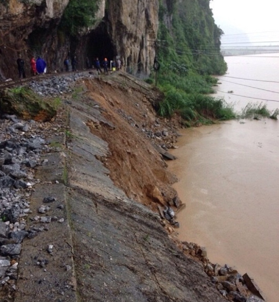 Mưa lớn, 1 người bị lũ cuốn trôi, đường sắt tê liệt - 2 Hiện tại đoạn đường sắt bị sạt lở đã được khắc phục, sửa chữa, tàu có thể lưu thông được