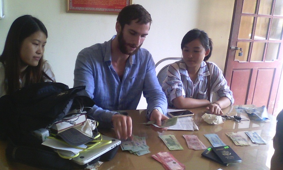 
Anh Patterson kiểm tra và tiếp nhận tài sản.
