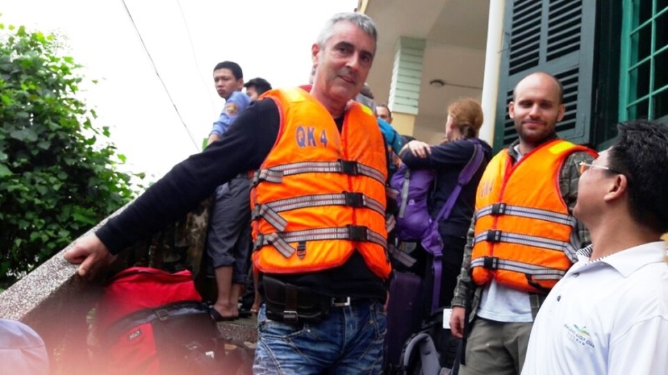 Thứ trưởng GTVT trực tiếp chỉ đạo “giải cứu” 132 hành khách mắc kẹt ở Quảng Bình - 2
Hiểu sự cố do thiên tai nên các hành khách trên tàu, trong đó có nhiều du khách nước ngoài, không quá bức xúc.