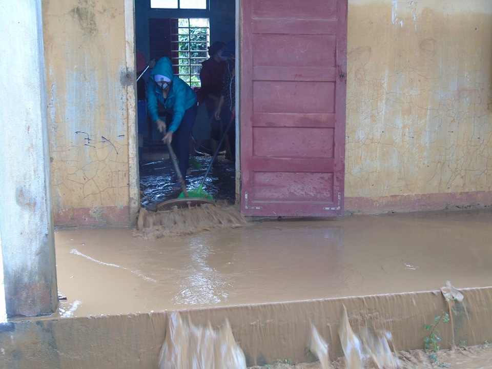 Một lượng bùn đất lớn đọng lại tại các phòng học của Trường THCS Sơn Trạch, huyện Bố Trạch, tỉnh Quảng Bình.