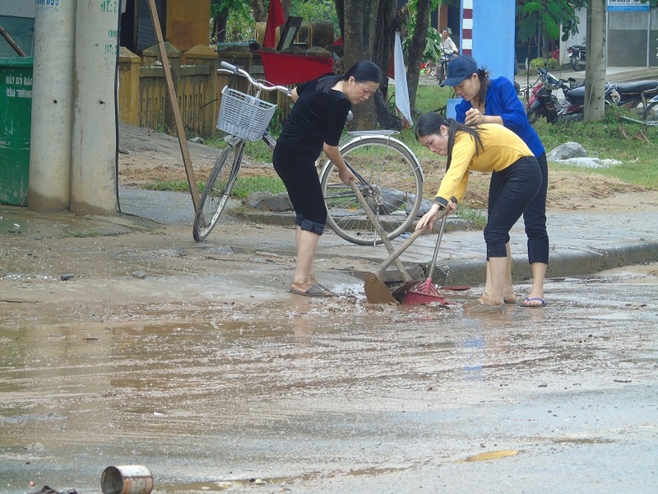 Gian nan dọn bùn đất đọng lại sau cơn lũ