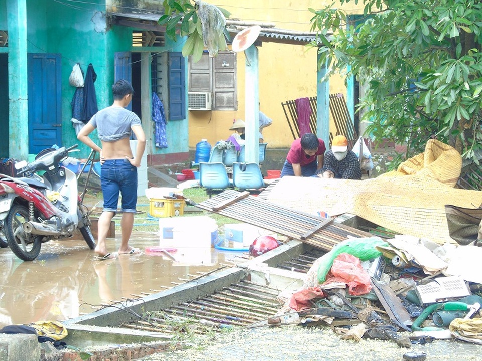 Người dân thu dọn lại đồ đạc, để tiếp tục ổn định cuộc sống