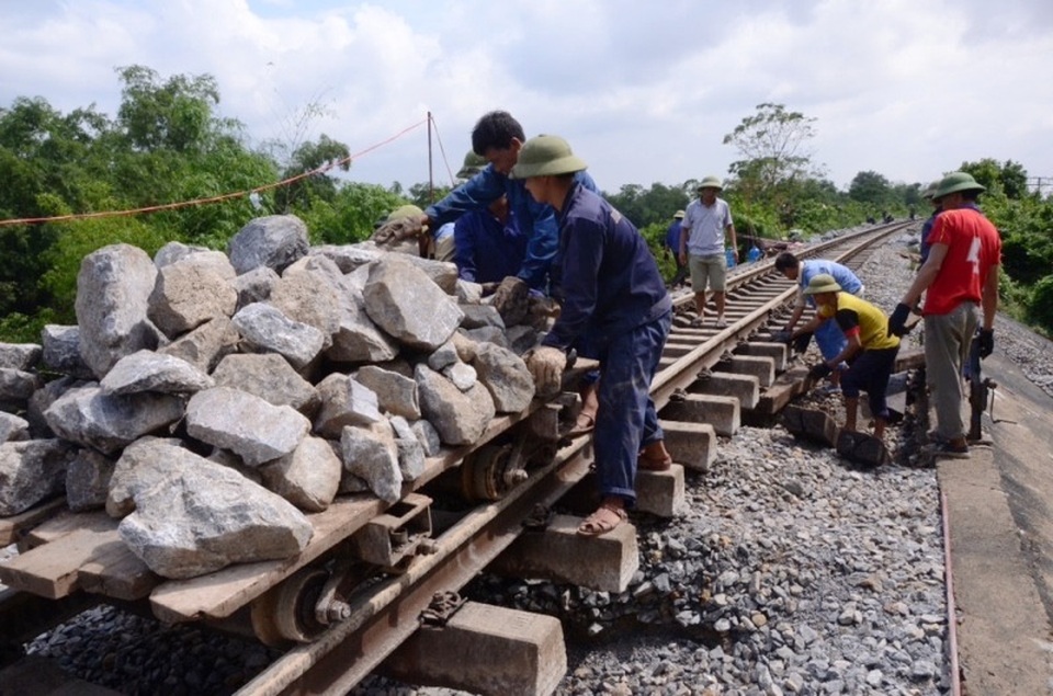 Khoảng hơn 300 công nhân đang khắc phục sạt lở đường sắt đoạn thuộc địa phận xã Văn Hoá, huyện Tuyên Hoá, tỉnh Quảng Bình