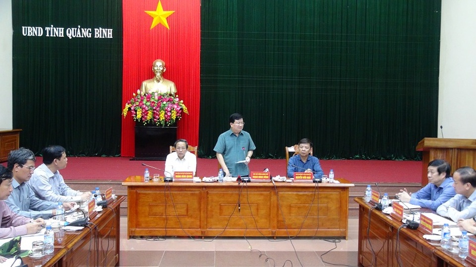 Quảng Bình đề nghị Chính phủ cứu đói 5.000 tấn gạo, 250 tỷ đồng - 1
Phó Thủ tướng Trịnh Đình Dũng họp khẩn với UBND tỉnh Quảng Bình đêm qua.