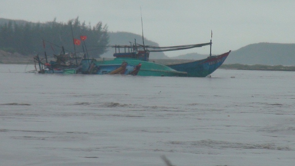 Giải cứu thành công 4 người trên tàu hàng mắc kẹt vì mưa lũ - 1 Nhiều tàu cá của ngư dân Quảng Bình đã bị nước cuốn ra biển