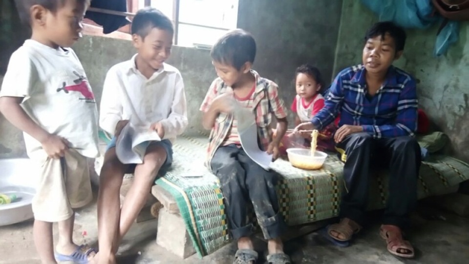 Đồng bào Rục vẫn đang bị lũ chia cắt - 4
Chính quyền địa phương xã Thượng Hóa làm mọi cách để dân bản không bị đói vì nước lũ chia cắt. (Ảnh: H.P)