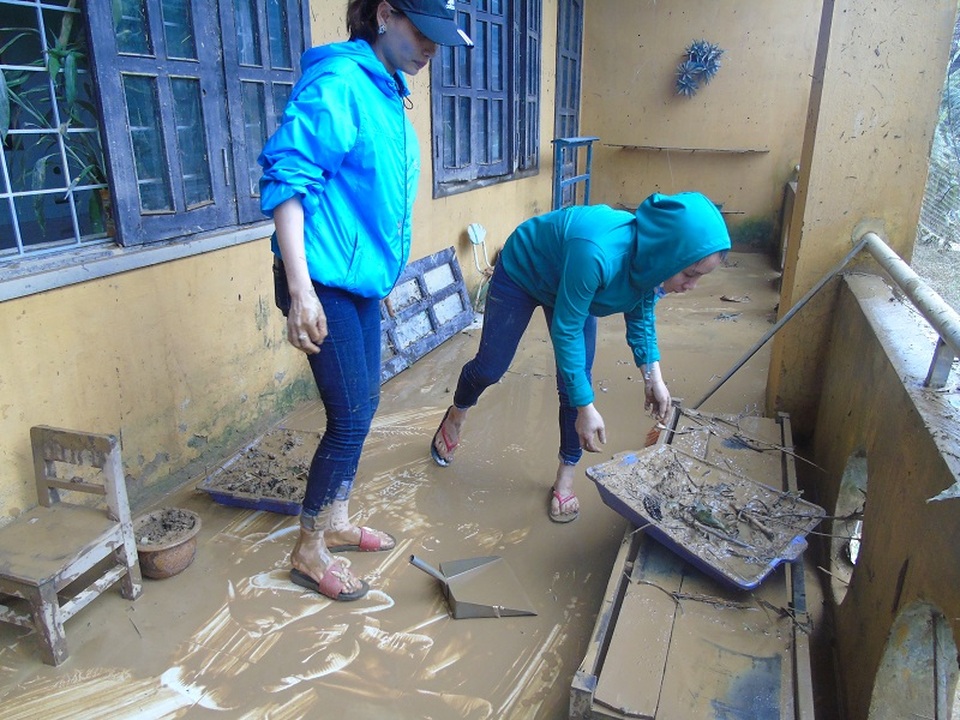 Người dân vùng “rốn lũ” bơ phờ sau cơn lũ lịch sử - 6 Trường học bùn đất nhầy nhụa (Ảnh: Tiến Thành)