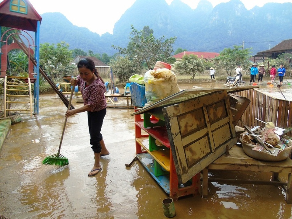 Người dân vùng “rốn lũ” bơ phờ sau cơn lũ lịch sử - 16 Gắng gượng dọn dẹp nhà cửa, trường học sau lũ (Ảnh: Tiến Thành)