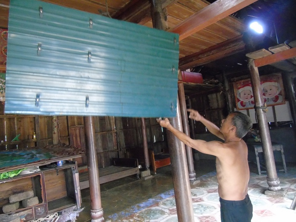 Người dân vùng “rốn lũ” bơ phờ sau cơn lũ lịch sử - 13 Người dân vùng “rốn lũ” bơ phờ sau cơn lũ lịch sử - 13