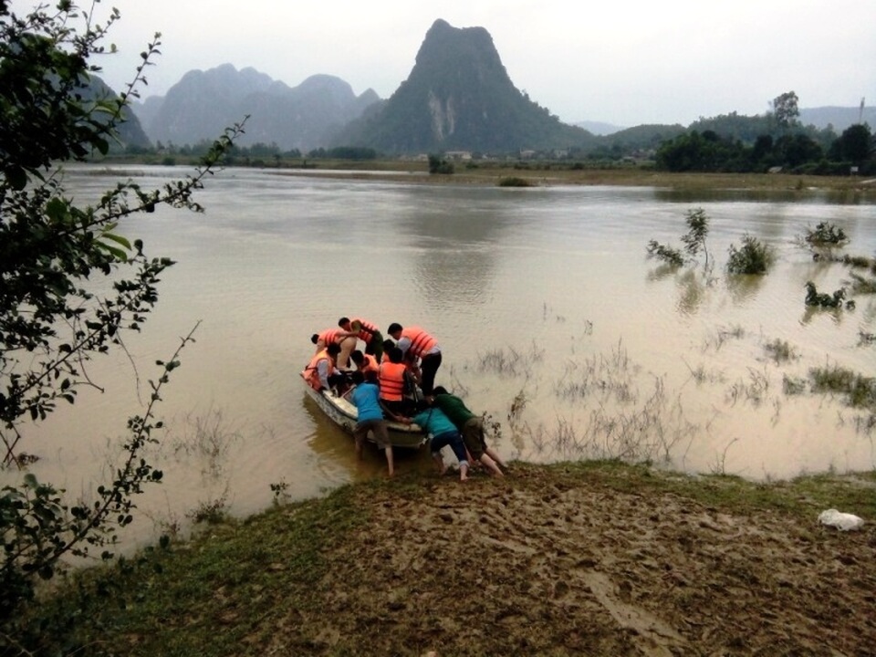 Người dân vùng “rốn lũ” bơ phờ sau cơn lũ lịch sử - 1 PV Dân trí chuẩn bị lên ca nô vượt dòng sông dữ để tiến vào vùng rốn lũ Tân Hoá (Ảnh: Tiến Thành)