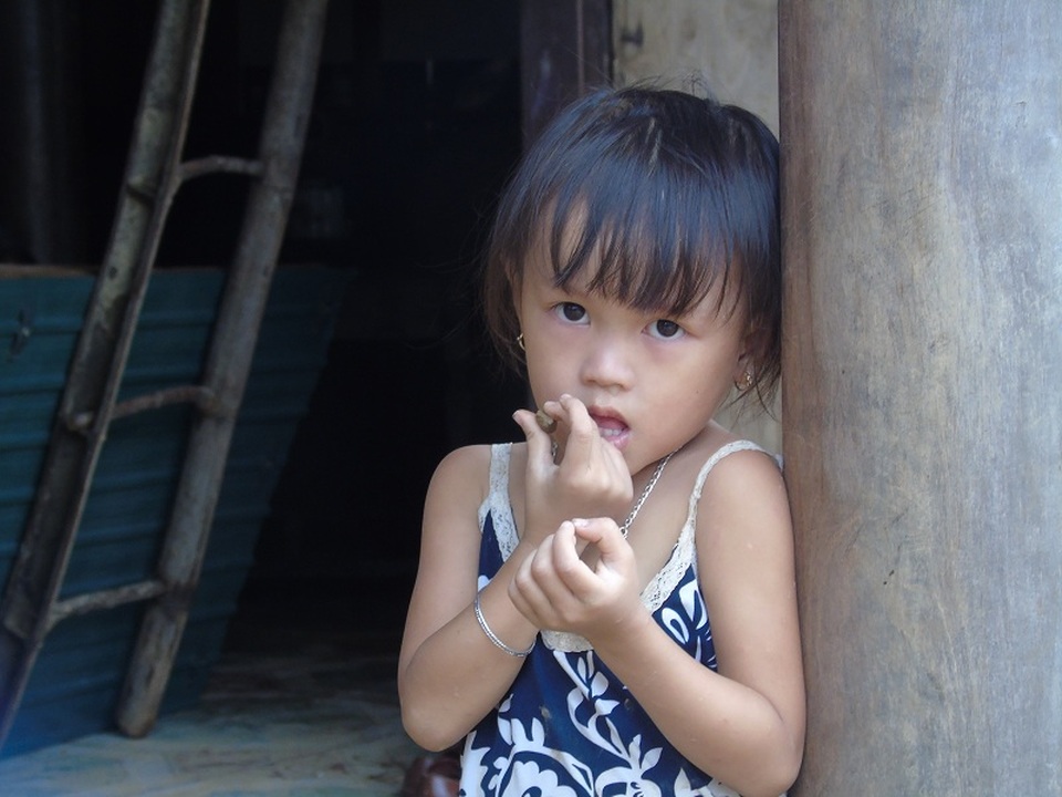 Người dân vùng “rốn lũ” bơ phờ sau cơn lũ lịch sử - 8
Khuôn mặt phờ phạc của những đứa trẻ sau bao đêm mất ngủ (Ảnh: Tiến Thành)