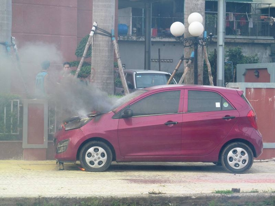 Xe ô tô bốc cháy khi đang đậu bên lề đường - 1 Hiện trường vụ việc (Ảnh: CTV)