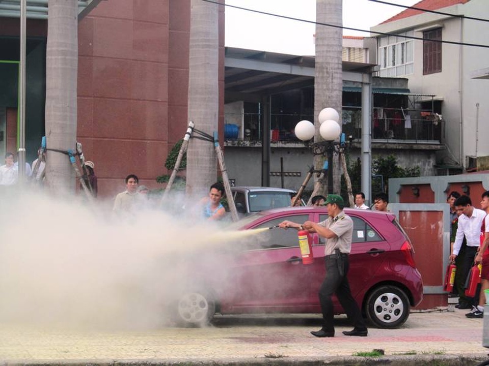 Xe ô tô bốc cháy khi đang đậu bên lề đường - 2 Nhiều người dân dập ngọn lửa (Ảnh: CTV)