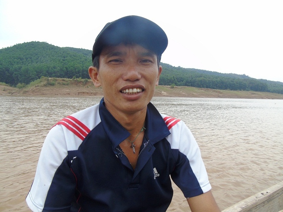 
Anh Nguyễn Văn Minh cứu 3 người bị lật thuyền trong cơn lũ dữ (Ảnh: Tiến Thành)
