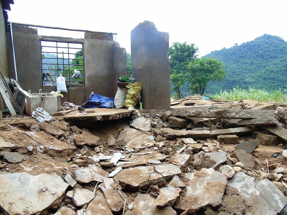 Quỹ Nhân ái hỗ trợ nóng 20 triệu đồng đến hai gia đình bị sập nhà trong mưa lũ - 1 Quỹ Nhân ái hỗ trợ nóng 20 triệu đồng đến hai gia đình bị sập nhà trong mưa lũ - 1