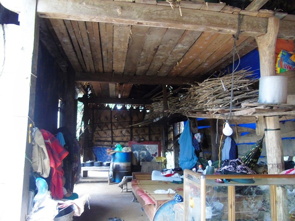 Những cảnh đời thương tâm sau cơn lũ lịch sử - 6 Lũ đi qua, gia đình anh Du đành phải cố gắng dựng lại căn nhà bếp làm nơi ở tạm (Ảnh: Đặng Tài)