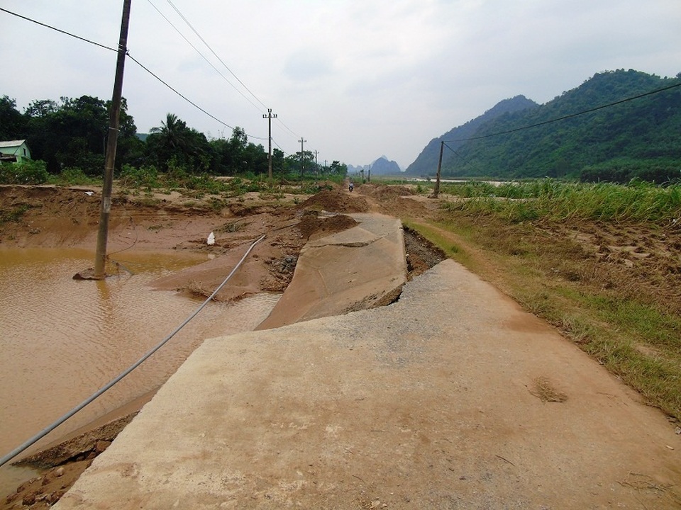 Những cảnh đời thương tâm sau cơn lũ lịch sử - 1 Con đường dẫn vào xã Thuận Hoá bị lũ xé toang (Ảnh: Tiến Thành)