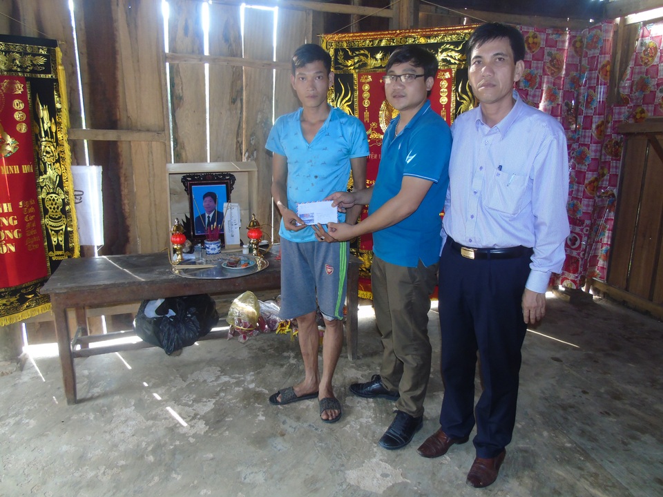 PV Dân trí cùng ông Đinh Minh Hương, Phó Chủ tịch UBND huyện Minh Hóa trao tiền hỗ trợ gia đình nạn nhân Đinh Văn Thưởng