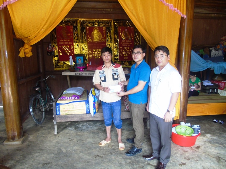 PV Dân trí cùng lãnh đạo địa phương đến thăm hỏi, trao tiền hỗ trợ cho gia đình nạn nhân Thái Xuân Năng.