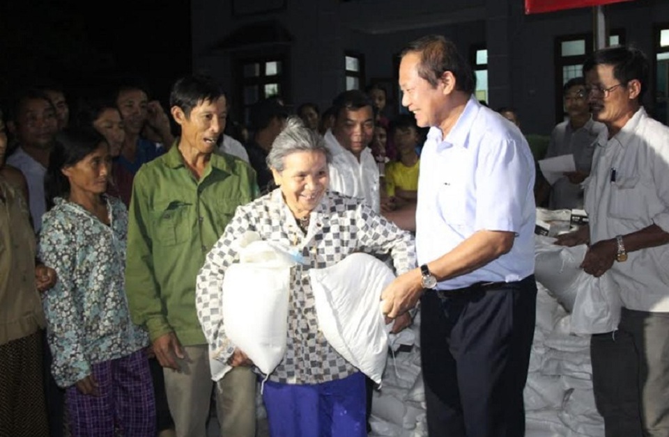 Bộ trưởng Trương Minh Tuấn “thưởng nóng” người hùng cứu người trong lũ - 2 Bộ trưởng Trương Minh Tuấn chia sẻ cùng bà con vùng lũ. Ảnh M.H