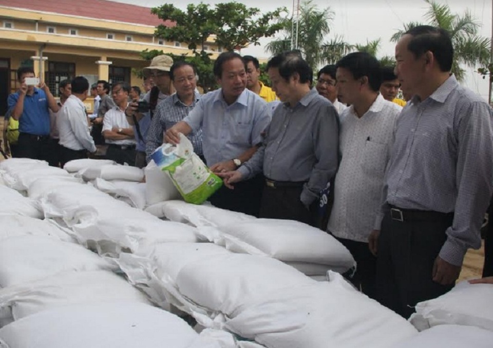 Bộ trưởng Trương Minh Tuấn “thưởng nóng” người hùng cứu người trong lũ - 1 Bộ trưởng Bộ TT&TT trực tiếp kiểm tra gạo trước khi trao cho người dân.Ảnh M.H