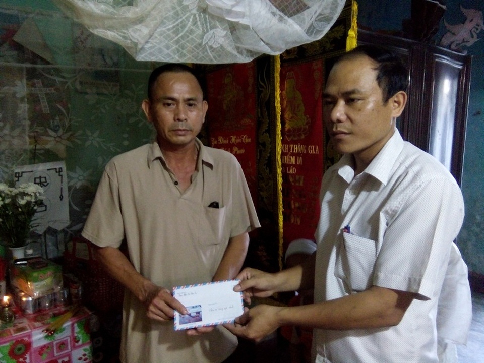 Quỹ Nhân ái hỗ trợ 2 triệu đồng đến mỗi gia đình có người gặp nạn trong mưa lũ tại Quảng Bình - 3 Lãnh đạo Mặt trận Tổ Quốc Việt Nam thị xã Ba Đồn trao tiền hỗ trợ của Báo Dân trí cho gia đình hai cha con nạn nhân Nguyễn Văn Hà và Nguyễn Thị Kiều Linh