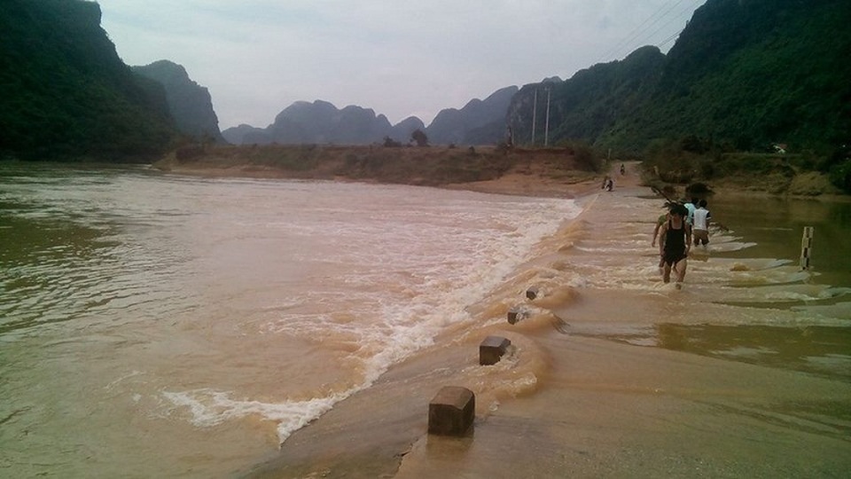 Học sinh lớp 5 bị nước cuốn trôi trên đường đi học - 1
Đập tràn ngầm bến Troóc, nơi xảy ra sự việc. (Ảnh CTV)