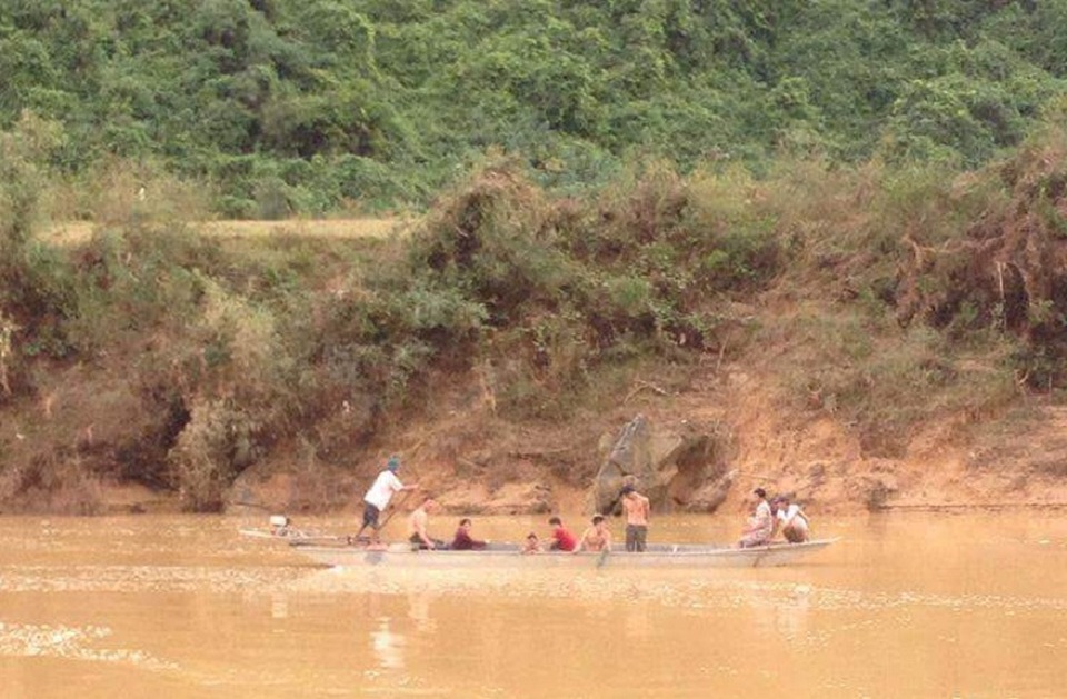 Tìm thấy thi thể học sinh lớp 5 bị nước cuốn trên đường đi học - 1
Thi thể cháu Nhung được tìm thấy ở vị trí cách đập tràn ngầm bến Troóc, nơi cháu bị nước cuốn trôi khoảng 70m. (Ảnh CTV)