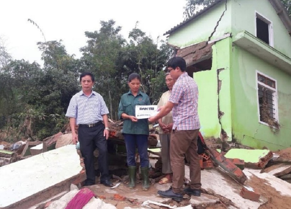 Quỹ Nhân ái hỗ trợ nóng 20 triệu đồng đến hai gia đình bị sập nhà trong mưa lũ - 4 Trao tiền hỗ trợ 10 triệu đồng cho gia đình chị Nguyễn Thị Thành. (Ảnh Đặng Tài)