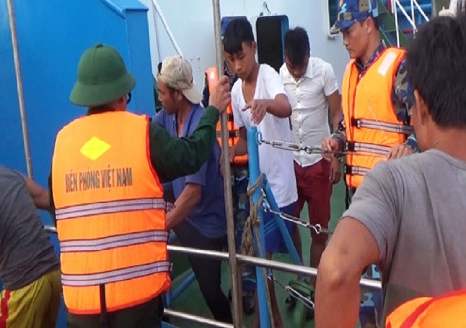 Cứu thành công 6 ngư dân bị chìm tàu trên biển - 1 6 ngư dân gặp nạn đã được cứu và đưa vào bờ an toàn. (Ảnh BĐBP cung cấp)