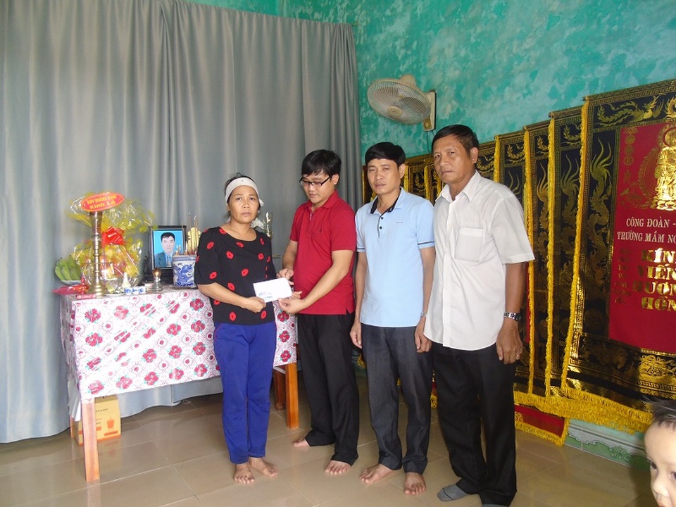 PV Dân trí trao quà cho gia đình nạn nhân Bùi Văn Sự