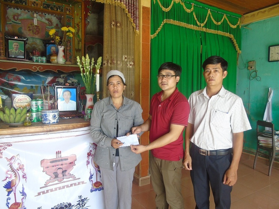 
Chia sẻ và trao tiền hỗ trợ đến gia đình nạn nhân Hoàng Thanh Hải
