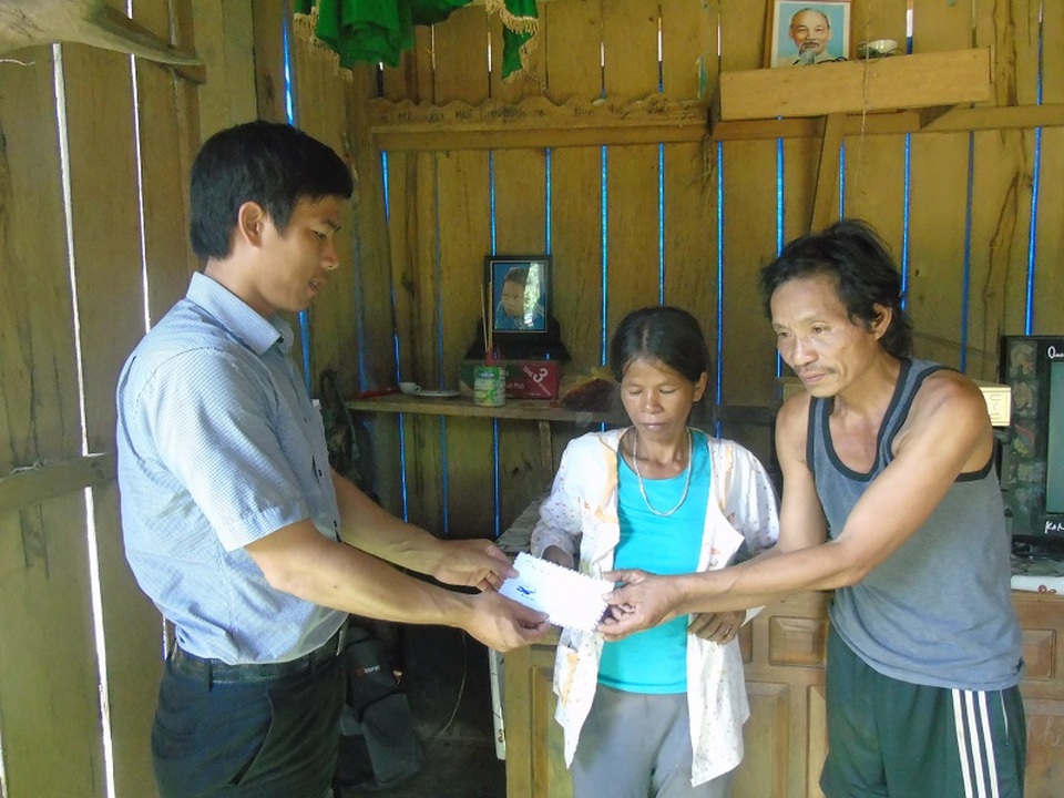 PV Dân trí cùng chính quyền địa phương đã đến tại bản Rào Con, xã Sơn Trạch huyện Bố Trạch để chia sẻ mất mát cùng gia đình em Hồ Thị Long (SN 2003), em Long đã bị nước cuốn trôi khi đang trên đường đi học về