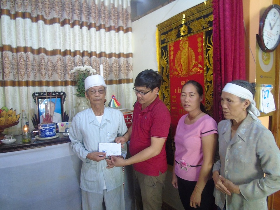 
Trao tiền hỗ trợ đến gia đình nạn nhân Hoàng Thị Mai, tại thị trấn Kiến Giang, huyện Lệ Thủy, nước lũ lên cao đã khiến chị Mai bị cuốn trôi ngay tại nhà mình. Hiện con của chị Mai đang học lớp 1 và sống cùng ông bà ngoại, cuộc sống vô cùng khó khăn
