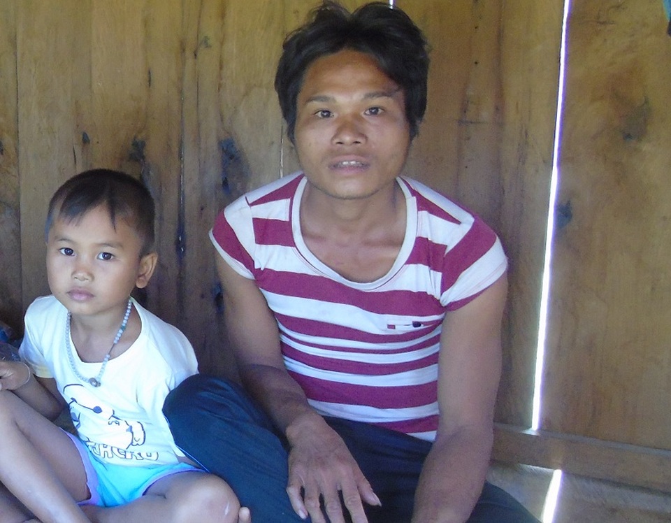 Phép tính giản dị của những người lao mình ra dòng lũ dữ cứu người - 3 Anh Hồ Văn Nhanh và con trai