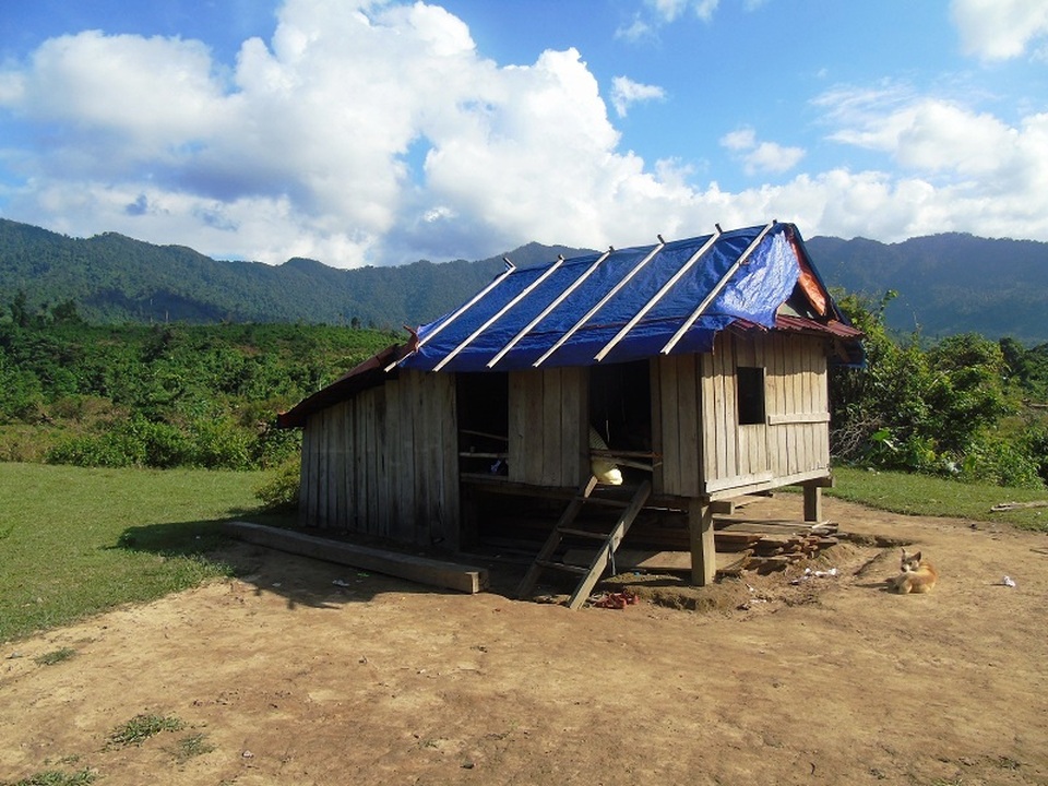 Phép tính giản dị của những người lao mình ra dòng lũ dữ cứu người - 2 Căn nhà sàn đơn sơ che tạm tấm bạt của gia đình anh Nhanh