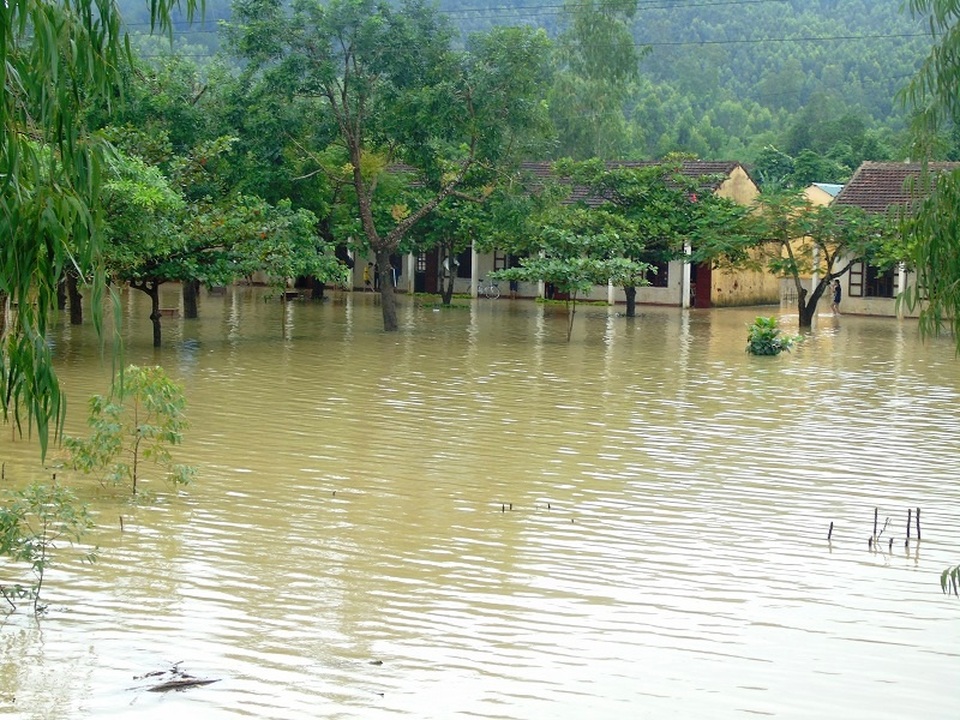 Trường THCS Cảnh Hoá bị nước lũ nhấn chìm