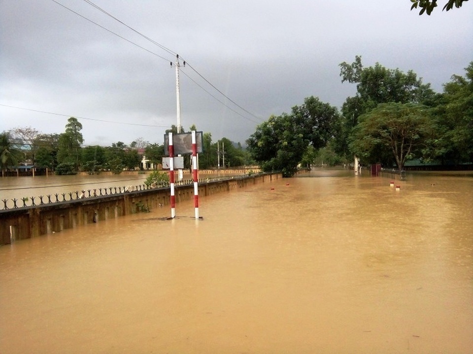 Nhiều tuyến đường bộ ở Quảng Bình hiện đang bị chia cắt