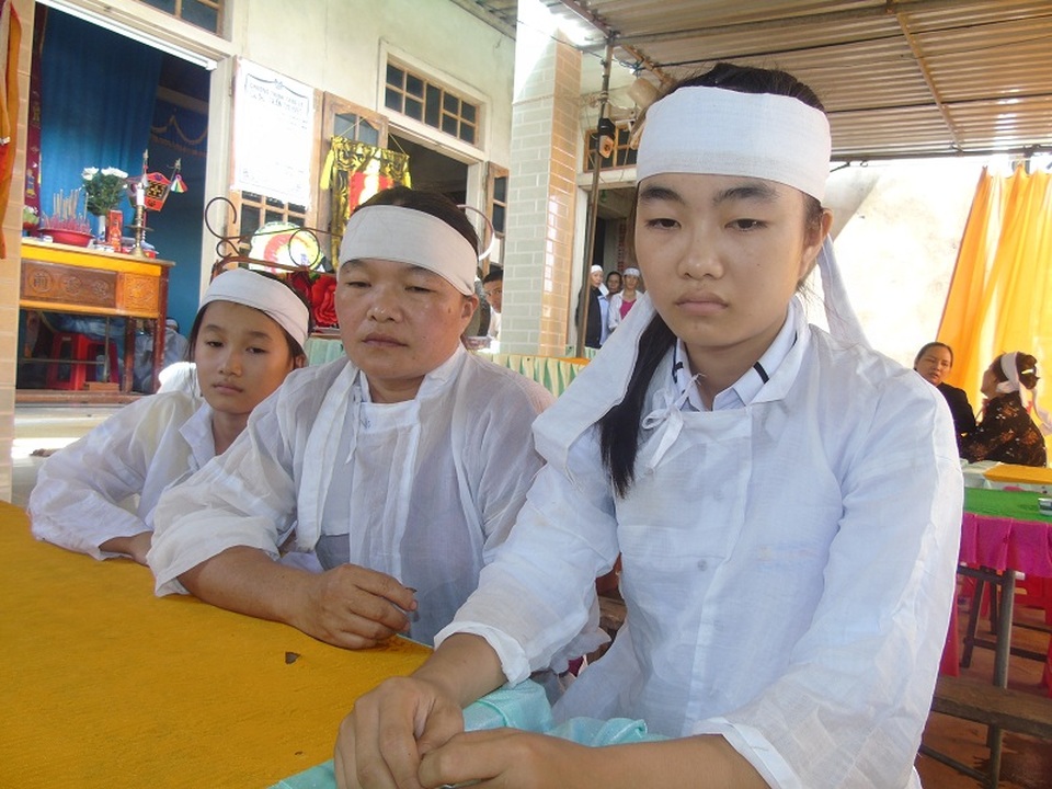 Tương lai mờ mịt của 2 đứa trẻ mất cha sau lũ - 1 Nỗi đau vô bờ bến của 3 mẹ con chị Dương khi chỉ trong vòng 12 ngày đã mất đi hai người thân trong gia đình