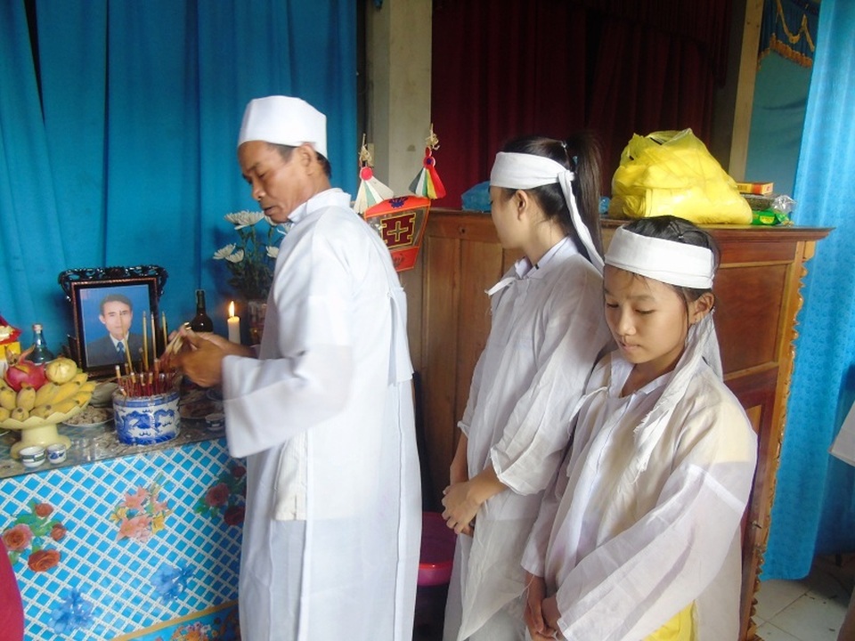 Tương lai mờ mịt của 2 đứa trẻ mất cha sau lũ - 3 Tương lai của hai đứa trẻ đầu quấn trắng khăn tang sẽ đi về đâu khi người cha là trụ cột chính của gia đình đã không còn