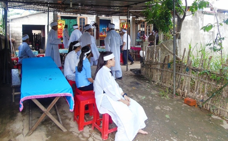Tương lai mờ mịt của 2 đứa trẻ mất cha sau lũ - 2 Nỗi đau vợ mất chồng, con mất cha còn chưa nguôi ngoai thì mẹ chồng của chị Dương là bà Trần Thị Biệc (75 tuổi) cũng mất 12 ngày sau đó vì căn bệnh ung thư