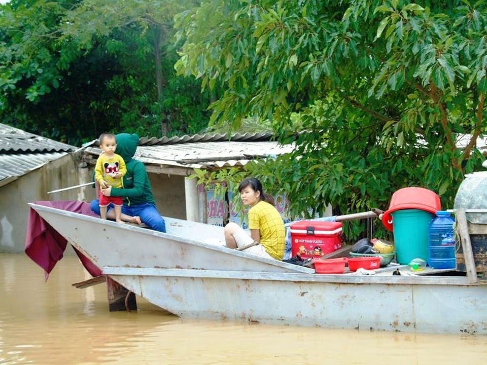 Những hình ảnh buốt lòng từ "tâm lũ" - 5 Một gia đình ở thôn Thanh Tiến, xã Tiến Hóa, huyện Tuyên Hoá phải dùng thuyền để vận chuyển đồ chạy lũ.