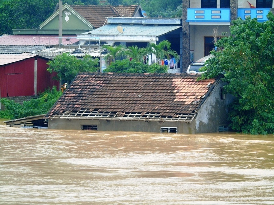 Những hình ảnh buốt lòng từ "tâm lũ" - 19
Hàng ngàn ngôi nhà sống dọc hai bên sông Gianh thuộc huyện Tuyên Hoá, Quảng Trạch và thị xã Ba Đồn đang chìm trong biển nước