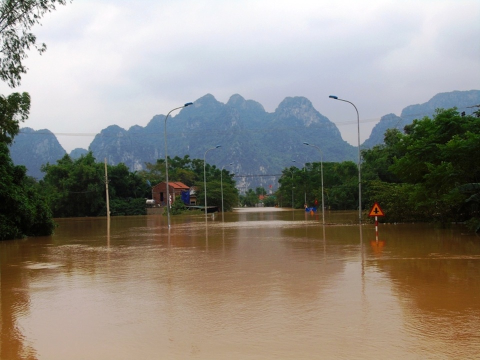 Những hình ảnh buốt lòng từ "tâm lũ" - 21 Nhiều con đường vào các xã này hiện đang bị chia cắt, có nơi nước ngập gần 2 mét