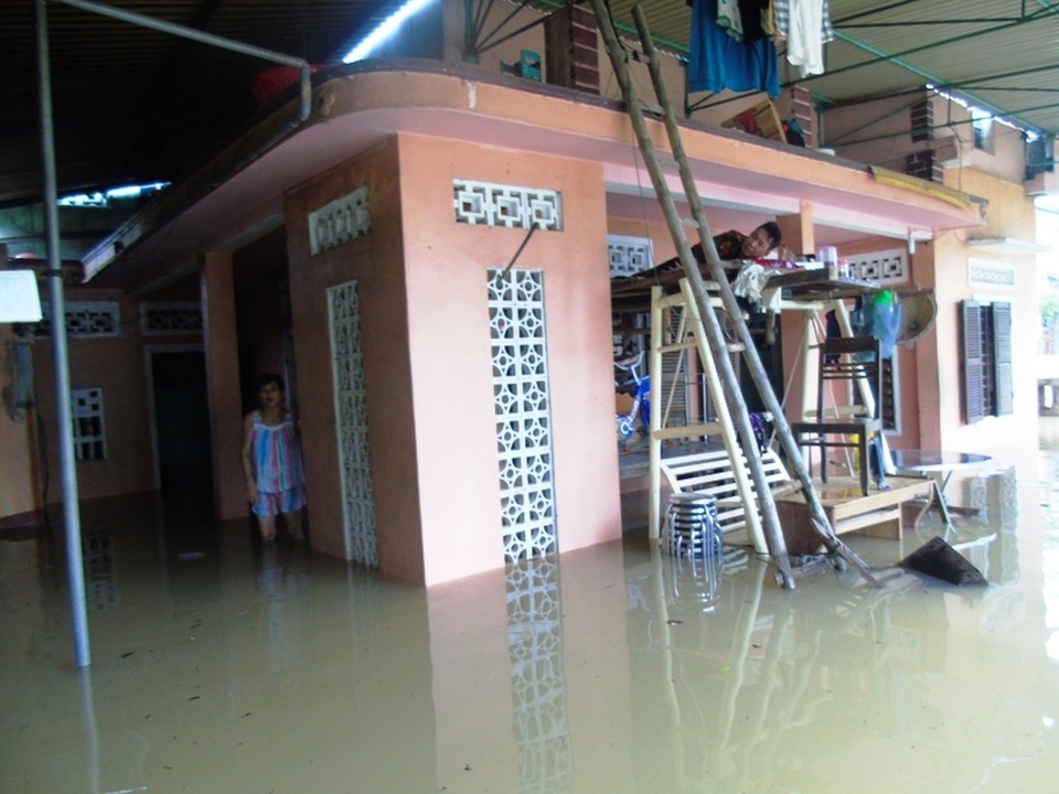 Những hình ảnh buốt lòng từ "tâm lũ" - 2
Người dân thôn 1, xã Quảng Trường, huyện Quảng Trạch ngóng chờ nước rút